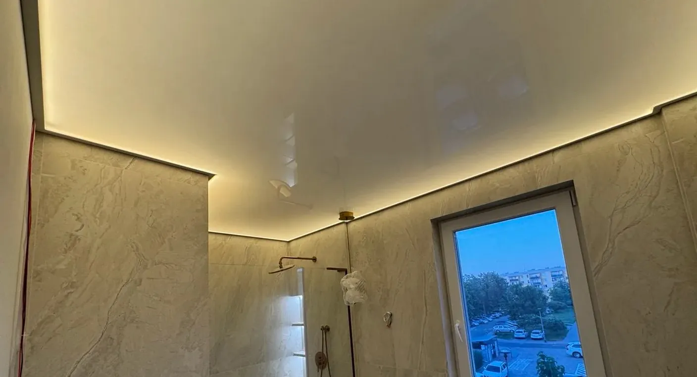 Sufit napinany z oświetleniem LED w łazience