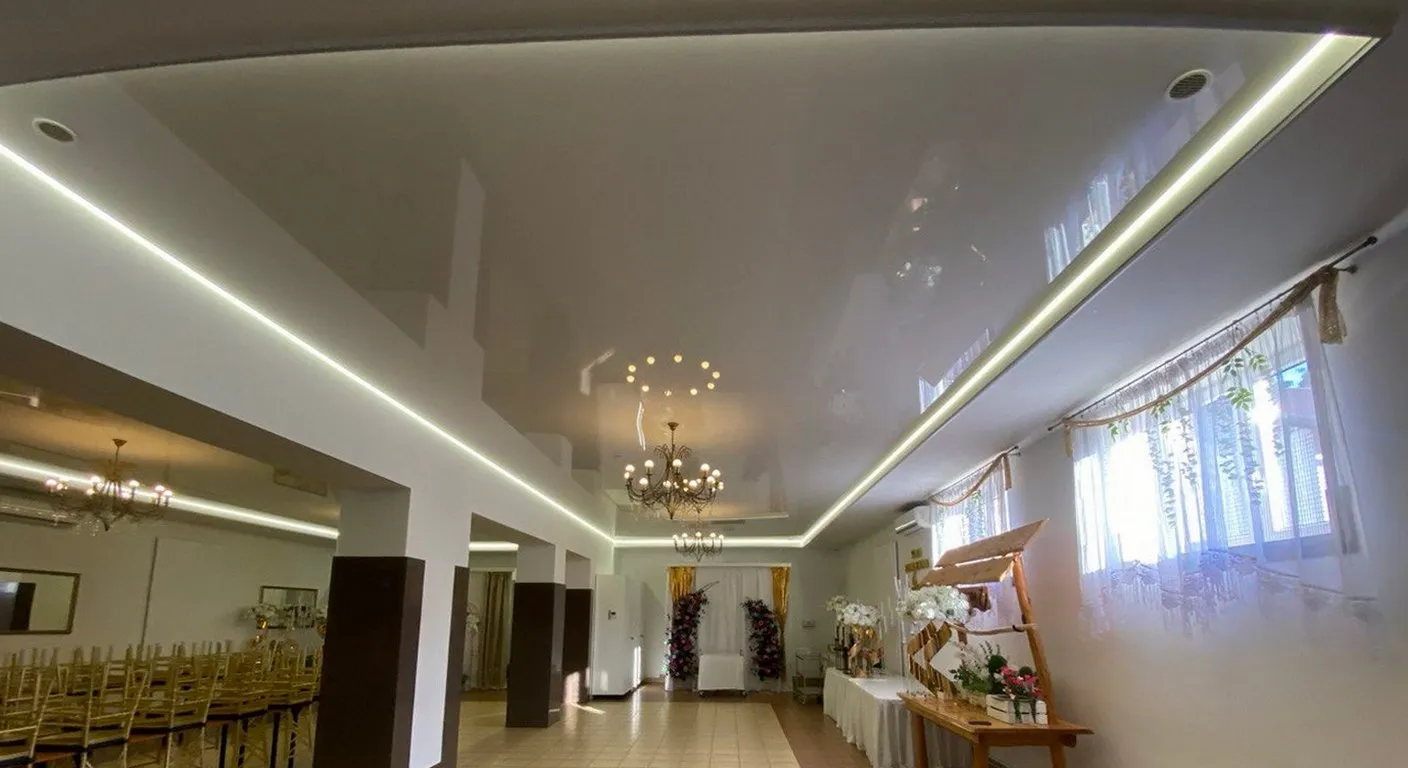 Sufit napinany z podświetleniem LED wzdłuż krawędzi